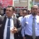 Bersama warga Komplek Veteran dan Para Penasehat Hukum STM MH, Nashril Haq Lubis, SH dan Dr (c) Mikrot Siregar, SH., MH saat diwawancarai di PN Lubuk Pakam, Kamis (22/08/2024) pagi. (kedannews.com/Aris HST Sinurat).