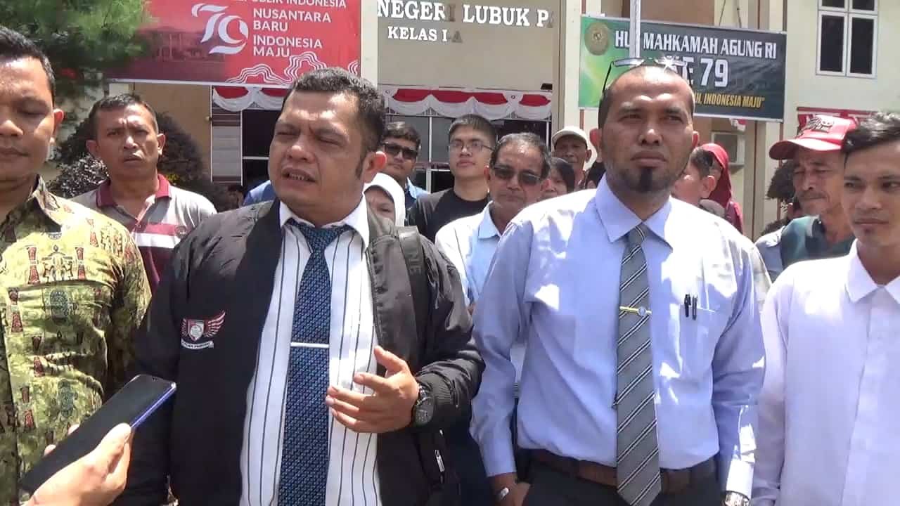 Bersama warga Komplek Veteran dan Para Penasehat Hukum STM MH, Nashril Haq Lubis, SH dan Dr (c) Mikrot Siregar, SH., MH saat diwawancarai di PN Lubuk Pakam, Kamis (22/08/2024) pagi. (kedannews.com/Aris HST Sinurat).