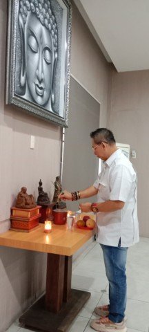 Foto : Wong Chun Sen saat melaksanakan sembahyang yang biasa dilakukan sebelum rutinitas. (Amsal/Menara Pos.id)