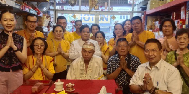 Foto : Ketua Permabudhi Sumut Wong Chun Sen Tarigan bersama Suhu Doni Mok beserta pengurus dalam perayaan Dewa Tai Shang Lao Jun yang berlangsung di Perdana Kencana di Jalan Gunung Krakatau Medan. (Amsal/Menara Pos.id)