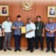 Foto : Ketua Bapemperda DPRD Kota Medan, Dedy Aksyari Nasution, ST yang dihadiri Kadis DLH Kota Medan, Husni seusai tentang revisi pasal Perda No.6 Tahun 2015 tentang persampahan. (ist/Menarapos.id)