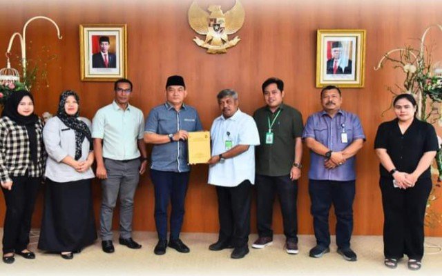 Foto : Ketua Bapemperda DPRD Kota Medan, Dedy Aksyari Nasution, ST yang dihadiri Kadis DLH Kota Medan, Husni seusai tentang revisi pasal Perda No.6 Tahun 2015 tentang persampahan. (ist/Menarapos.id)