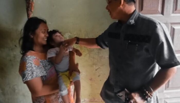 Sambut HUT RI Ke-79, Wong Berikan Susu dan Vitamin Kepada Anak Stunting