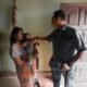 Foto : Wong saat berkunjung ke rumah Jehan Arisa Pakpahan (4) seorang balita menderita stunting yang bermukim dikawasan Jalan Mustapa Gang 7 Kelurahan PBD I, Kecamatan Medan Timur, Kota Medan. (ist/Menarapos.id)