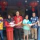 Foto : Ketua DPRD Medan Hasyim bersama pimpinan Vihara Kara Manggala Ationg saat membagikan ratusan paket sembako.(Amsal/Menarapos.id)