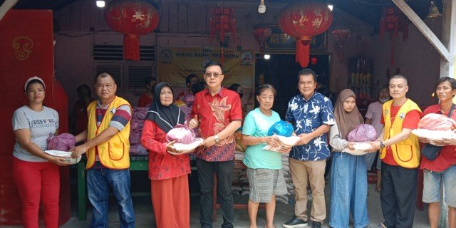 Foto : Ketua DPRD Medan Hasyim bersama pimpinan Vihara Kara Manggala Ationg saat membagikan ratusan paket sembako.(Amsal/Menarapos.id)