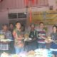 Foto : Ketua Permabudhi Sumatera Utara yang juga Anggota DPRD Medan, Wong Chun Sen Tarigan bersama Pimpinan Vihara Kara Manggala, Ationg Ketua Komda Sumut Martrisia, Budi Malem serta Tokoh Tionghoa Kota Medan dan Sumatera Utara membagikan bingkisan paket sembako. (amsal)