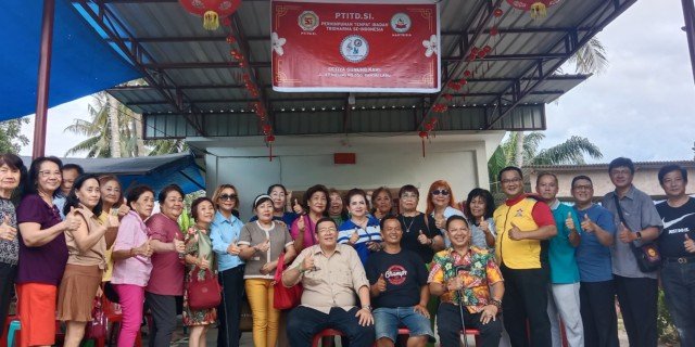 Foto bersama Ketua Permabudhi Sumatera Utara, Wong Chun Sen Tarigan, Ketua Ketua Komda Sumut Martrisia, Budi Malem, Pemilik/Pengurus Cetiya Gunung Kawi Suanto beserta pengurus Permabudhi Sumatera dan Martrisia serta tamu undangan. (Amsal/Menarapos.id)