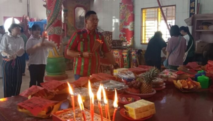 Wong Chun Sen Hadiri Acara Sembahyang Pho To di Vihara Kushinara