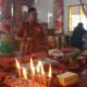 Foto : Ketua Permabudhi Sumatera Utara yang juga Anggota DPRD Medan Wong Chun Sen saat sembahyang di Vihara Kushinara. (Amsal)