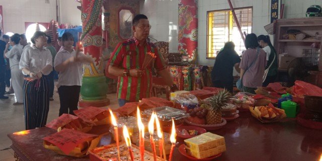 Foto : Ketua Permabudhi Sumatera Utara yang juga Anggota DPRD Medan Wong Chun Sen saat sembahyang di Vihara Kushinara. (Amsal)