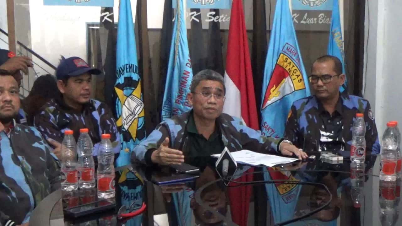 Ketua DPD IPK Sumut yang diwakili Ketua DPD IPK Kota Medan, Benny H Sihotang, SE., MM didampingi Wakil Ketua DPD IPK Sumut, Antonius Devolis Tumanggor, S.Sos saat konferensi pers, membantah IPK dikaitkan dengan Geng Motor di Sekretariat DPD IPK Kota Medan di Jalan Burjamal Kelurahan Petisah Kecamatan Medan Petisah Kota Medan, Selasa (06/08/2024) siang (kedannews.com/redaksi).