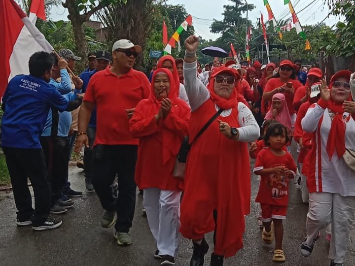 Suasana acara Jalan Santai yang berlangsung di Jalan Tuar, Kelurahan Amplas, Kecamatan Medan Amplas, Kota Medan, pada Minggu pagi (18/08/2024). (kedannews.com/Arya).