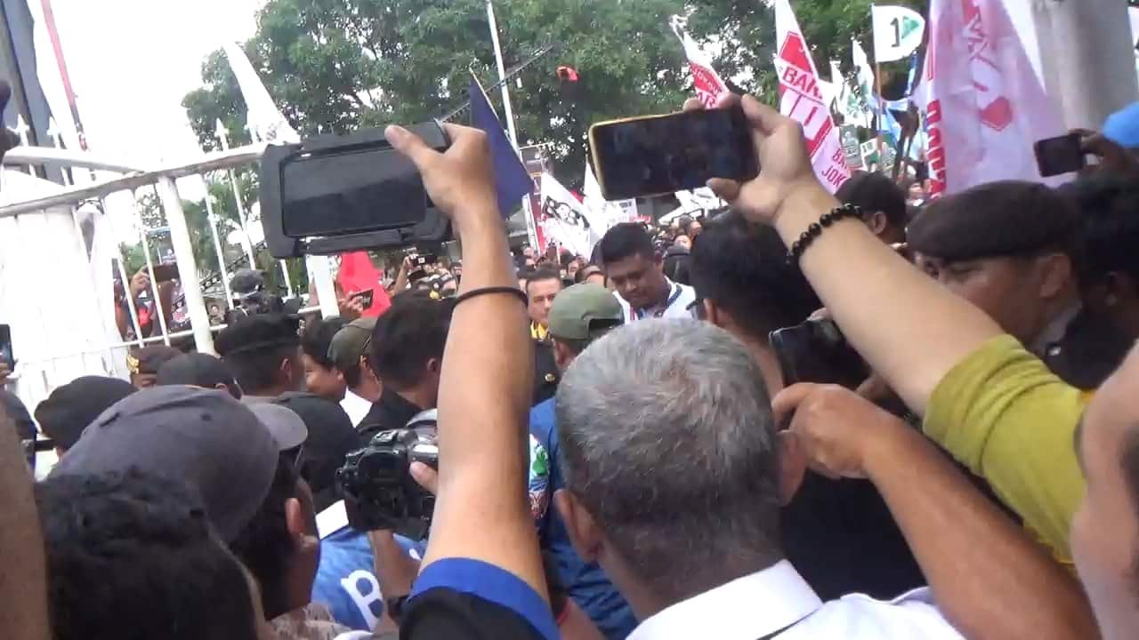 Suasana ribuan pendukung memadati Jalan Perintis Kemerdekaan di depan Kantor KPU Sumatera Utara, Medan, pada Rabu (28/08/2024) saat mendukung pendaftaran Bobby-Surya ke KPU Sumut. (kedannews.com/Aris).