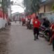 Suasana saat Gerakan Peduli Lingkungan (GPL) XIII Kelurahan Titipapan Kecamatan Medan Deli melakukan gotong royong, di Jalan Platina III Lingkungan XIII, Minggu (11/08/2024). (kedannews.com/ist).