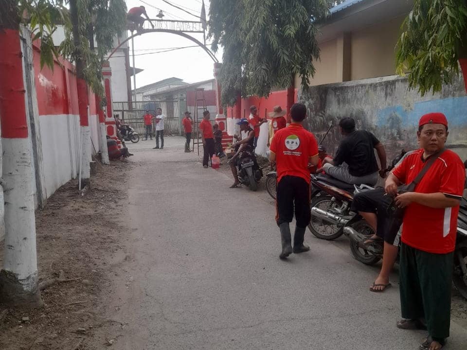 Suasana saat Gerakan Peduli Lingkungan (GPL) XIII Kelurahan Titipapan Kecamatan Medan Deli melakukan gotong royong, di Jalan Platina III Lingkungan XIII, Minggu (11/08/2024). (kedannews.com/ist).