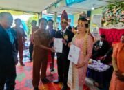 Kades Juma Siulok kabupaten Dairi Serahkan Secara Langsung Akta Nikah Pengantin Baru