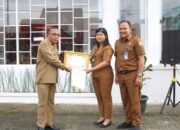 Sekda Dairi Jonny Hutasoit Serahkan Piagam Penghargaan Pegawai Terbaik Dinas Dukcapil Dairi