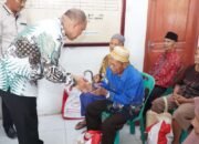 Pj Bupati Langkat Faisal Hasrimy serahkan langsung 122 Paket Sembako bantuan Presiden RI di 3 Kecamatan