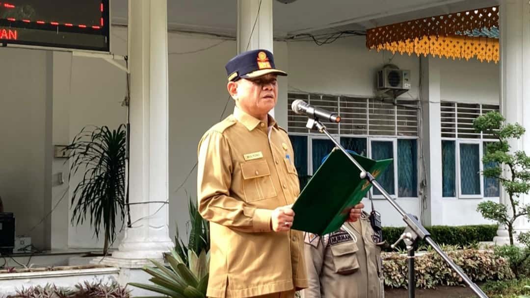 Asisten Pemerintahan dan Kesejahteraan Rakyat, Drs. H. Mulyono, M.Si, saat pimpin apel gabungan Aparatur Sipil Negara (ASN), Senin (9/9/2024) di Halaman Kantor Bupati Langkat. (kedannews.com/Foto: ist).