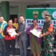 Foto : Ketua Permabudhi Sunatera Utara, Wong Chun Sen Tarigan bersama Danramil 0201-01/MP Kapten Inf S.Utomo dan Budi Malem serahkan bantuan sekolah. (Amsal)