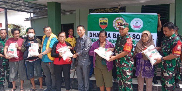 Foto : Ketua Permabudhi Sunatera Utara, Wong Chun Sen Tarigan bersama Danramil 0201-01/MP Kapten Inf S.Utomo dan Budi Malem serahkan bantuan sekolah. (Amsal)