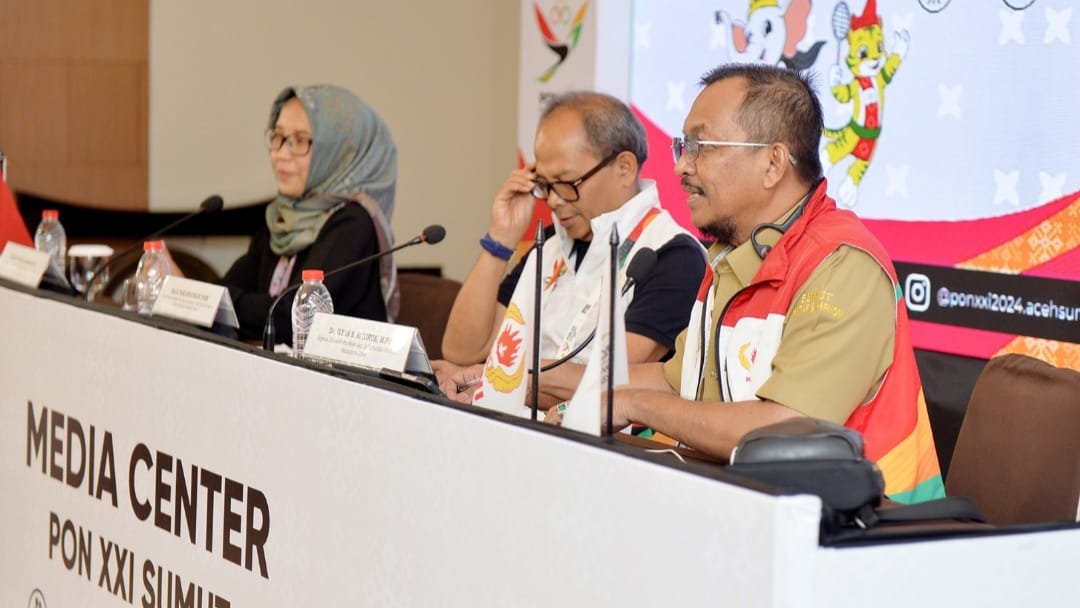 Kepala Dinas Komunikasi dan Informatika Provinsi Sumatera Utara (Sumut) Ilyas Sitorus dan Ketua Bidang Media dan Humas Panwasrah PON XXI Raja Parlindungan Pane memberikan keterangan pers terkait persiapan opening ceremony PON XXI di Ruang Media Center Utama, Hotel Santika Dyandra, Jalan Kapten Maulana Lubis, Kota Medan, Senin (9/9). Opening ceremony berlangsung di Stadion Baharudin Siregar Lubuk Pakam yang terhubung dengan Stadion Harapan Bangsa Banda Aceh. (kedannews.com/Foto : ist)