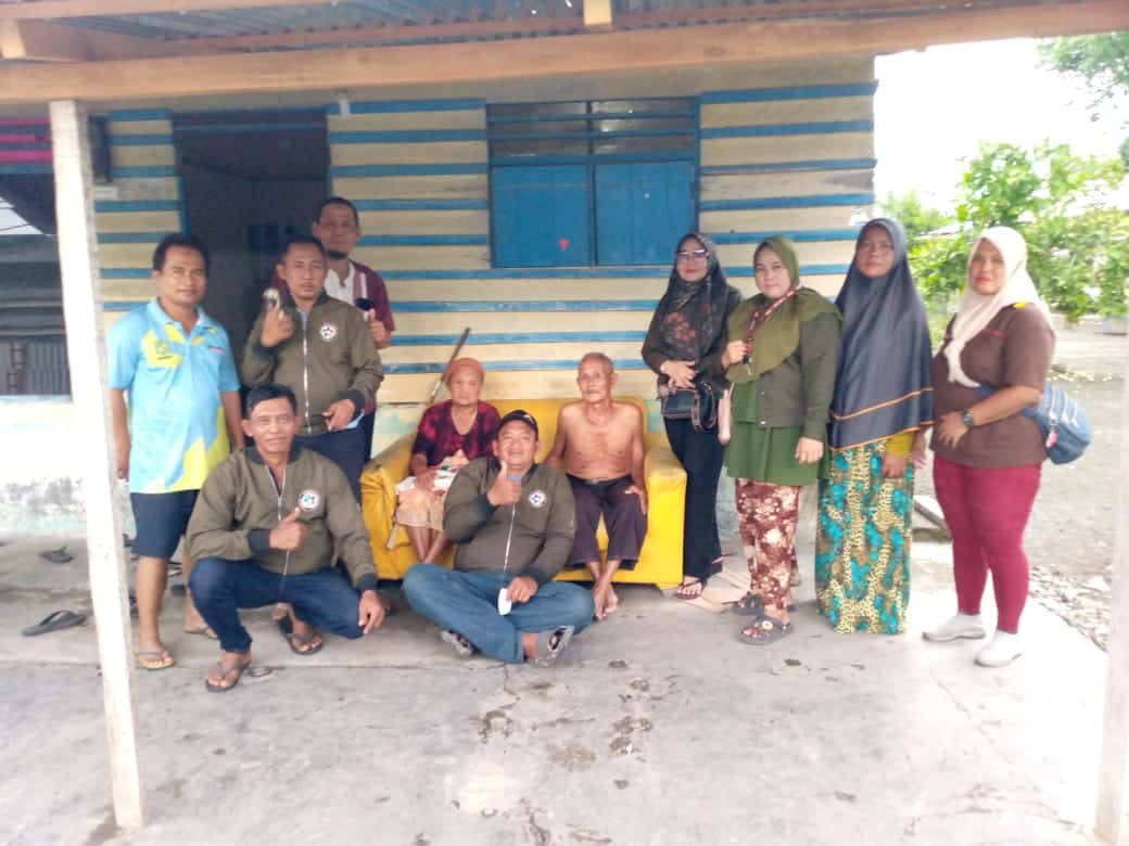 Komunitas Marelan Bersama (KOMBES) saat melakukan kegiatan sosial bertajuk Jumat Berkah yang berlangsung pada Jumat, 6 September 2024. (kedannews.com/foto:ist)