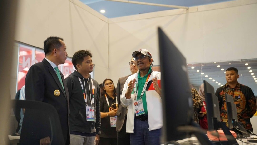 Penjabat (Pj) Gubernur Sumut Agus Fatoni didampingi Kepala Dinas Komunikasi dan Informatika Sumut Ilyas Sitorus meninjau Media Center Utama PON XXI 2024 Wilayah Sumut, di Hotel Santika, Jalan Kapten Maulana Lubis, Medan, Minggu (8/9/2024). (kedannews.com/Foto: ist)