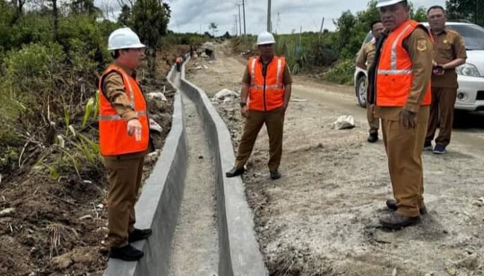 Pj Bupati Dairi Charles Bantjin Tuntaskan Proyek Jalan Hotmix di Parbuluan: Target Selesai Sebelum Tahun Baru