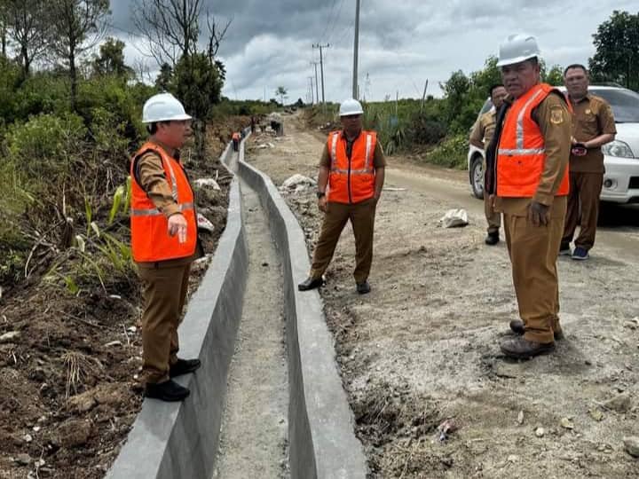 Pj Bupati Dairi Charles Bantjin melakukan kunjungan kerja di Kecamatan Parbuluan, Kabupaten Dairi, pada Selasa (10/9/2024). Dalam kunjungan ini, Charles memantau langsung proses pembangunan jalan hotmix untuk memastikan proyek berjalan sesuai jadwal. (kedannews.com/Foto: Sondang Silalahi)