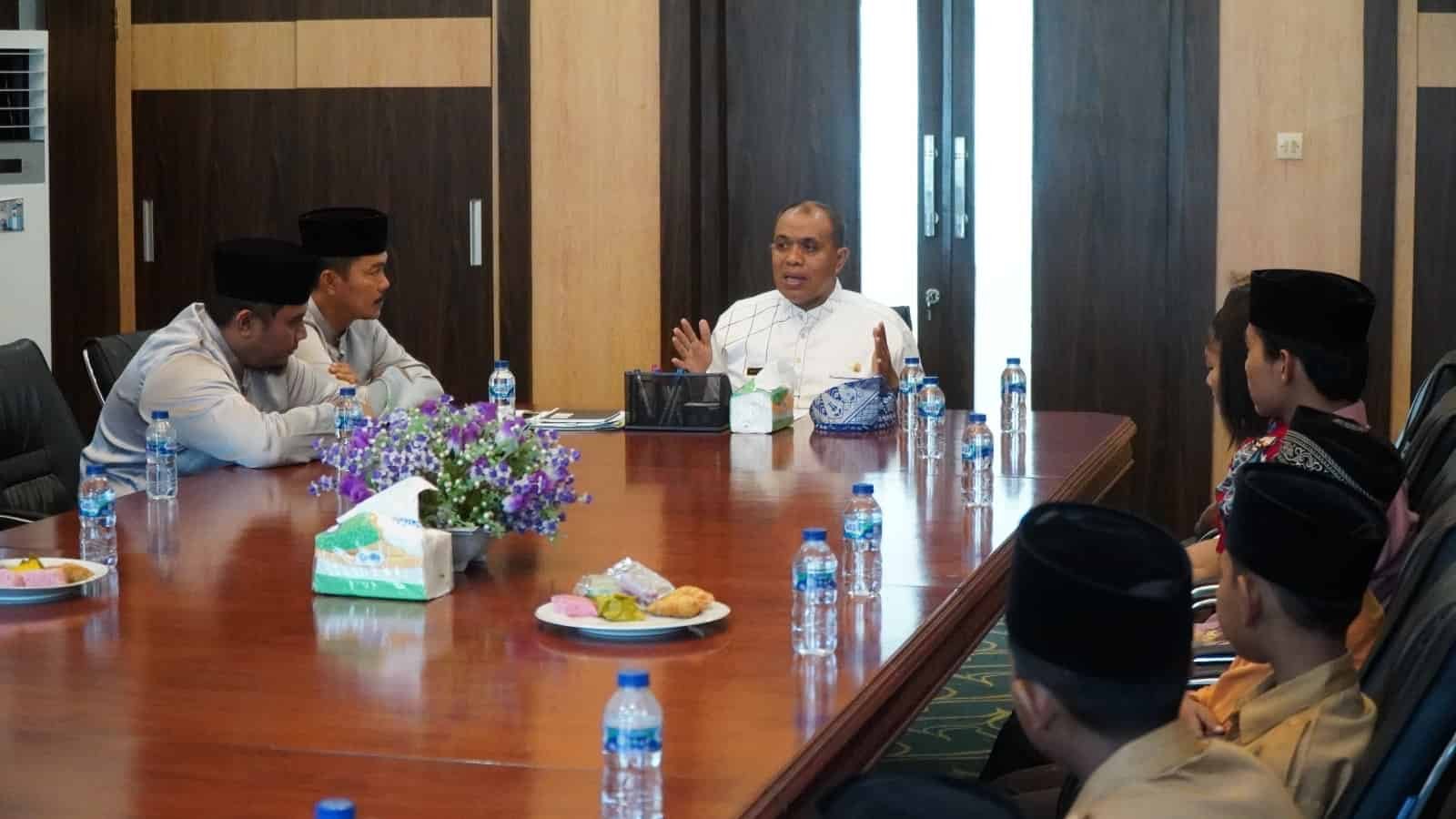 Pj. Bupati Langkat H.M. Faisal Hasrimy saat menyampaikan pesan motivasi yang menginspirasi kepada generasi muda Kabupaten Langkat pada Jumat (30/8/2024) di Ruang Rapat Kantor Bupati Langkat. (kedannews.com/Foto:ist).