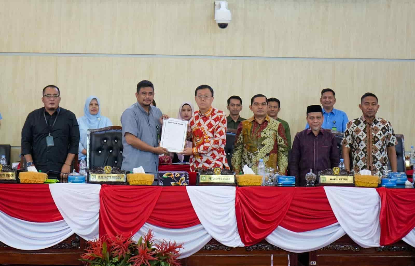 Wali Kota Medan Muhammad Bobby Afif Nasution saat foto bersama Ketua DPRD Medan dan Wakil-wakilnya usai Penandatanganan Persetujuan Bersama ini dilakukan dalam Rapat Paripurna DPRD, Selasa (3/9/2024) di gedung DPRD Medan (kedannews.com/Foto:ist).