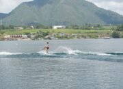 Cuaca Cerah di Danau Toba, Atlet Ski Air Sukses Tampil Memukau!