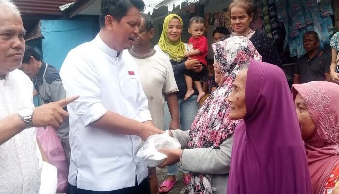 Prof Ridha Bawa Ratusan Bungkus Nasi untuk Korban Banjir Kampung Aur Medan