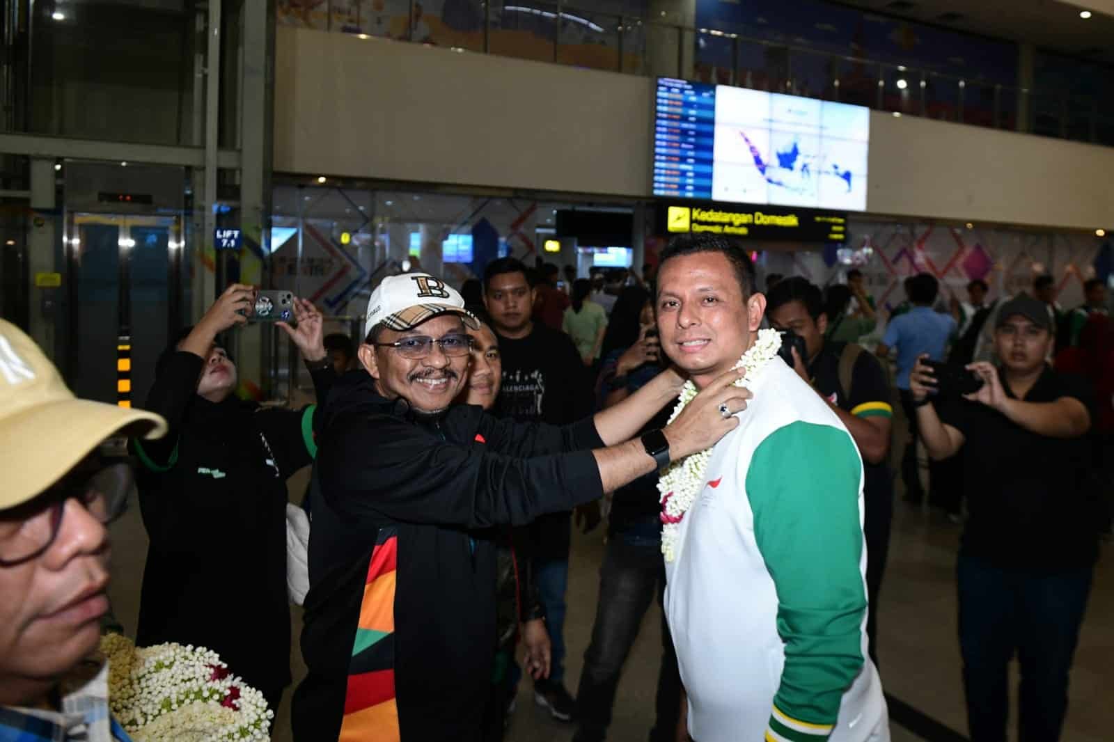 Kepala Dinas Komunikasi dan Informatika Provinsi Sumatera Utara (Sumut) Ilyas Sitorus mewakili Pj Gubernur Sumut Agus Fatoni saat menyambut para kontingen Pekan Paralimpik Nasional (Peparnas) Sumut tahun 2024 di Bandara Kualanamu, Deliserdang, Minggu (13/10/2024). Kontingen Sumut meraih peringkat lima pada Peparnas XVII tahun 2024 di Jawa Tengah. (kedannews.com/Foto: ist).