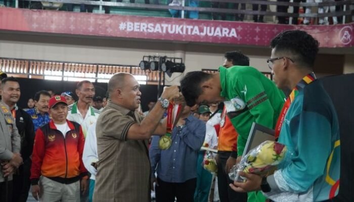 Pj. Bupati Langkat Sematkan Medali kepada Para Juara Olahraga Sambo