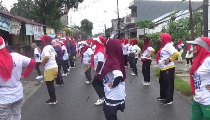 Semangat Tak Padam Meski Hujan, Emak-emak Relawan Pasti Bobby Medan Denai Gelar Senam Sehat dan Lucky Draw