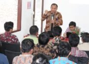 Kadis Dukcapil Dairi Tekankan Peningkatan Pelayanan Jempol Siturang dalam Rapat Staf TPDK