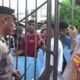 Suasana saat massa aksi adu argumentasi dengan Perwakilan Polrestabes Medan nyaris ricuh pada aksi massa mahasiswa di depan pintu masuk Polrestabes Medan pada Jumat 22 Nopember 2024 (kedannews.com/Foto: Aris Sinurat).