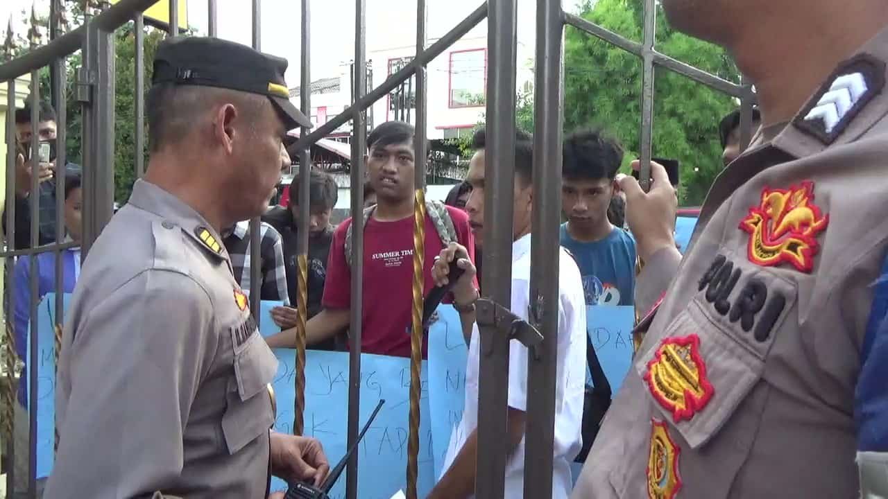 Suasana saat massa aksi adu argumentasi dengan Perwakilan Polrestabes Medan nyaris ricuh pada aksi massa mahasiswa di depan pintu masuk Polrestabes Medan pada Jumat 22 Nopember 2024 (kedannews.com/Foto: Aris Sinurat).