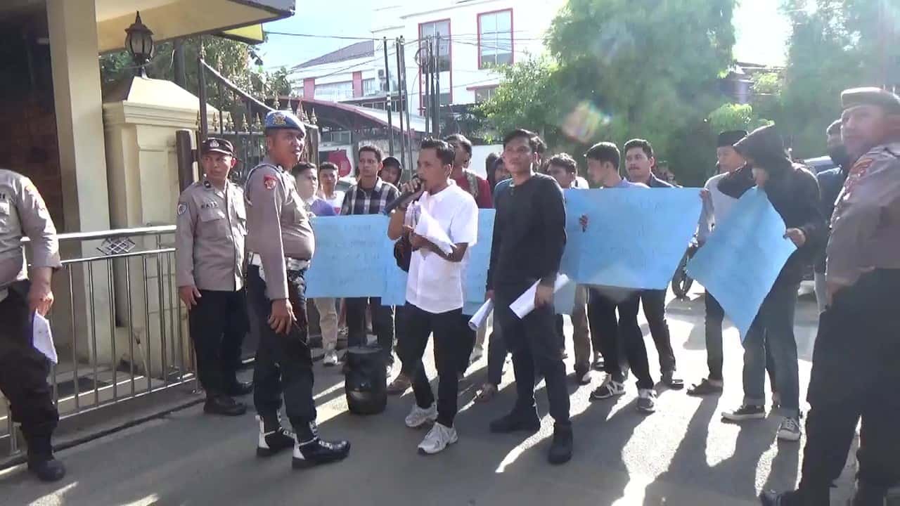 Suasana saat massa aksi orasi di pintu masuk Polrestabes Medan pada Jumat 22 Nopember 2024 (kedannews.com/Foto: Aris Sinurat).