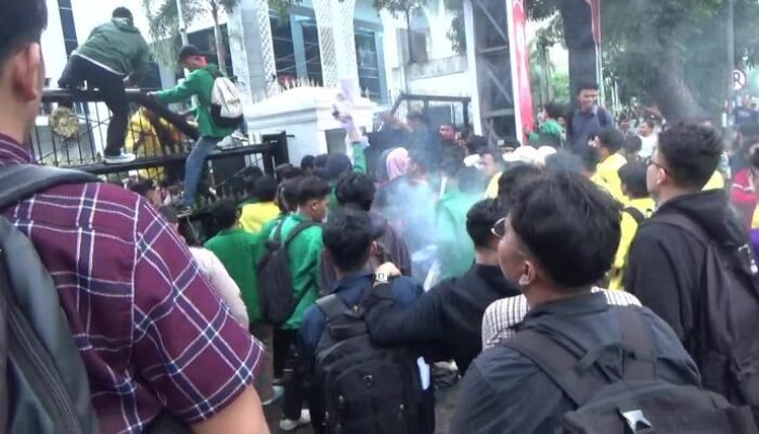 Mahasiswa Sumut Segel DPRD, Tuntut Presiden Batalkan Kenaikan PPN 12%
