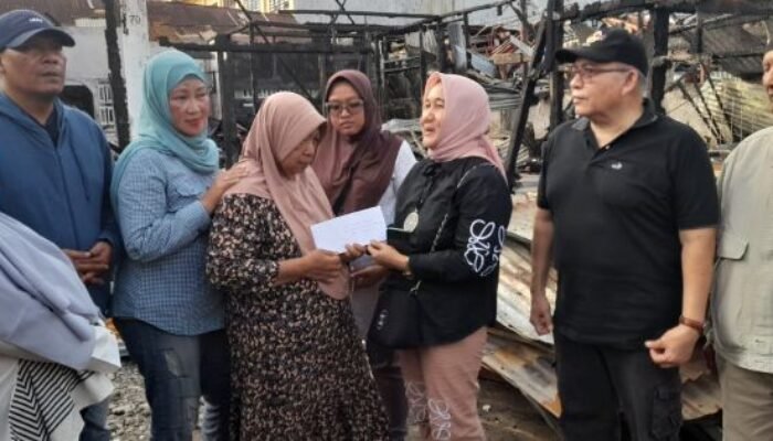 IKAL SMPN 10/12 Bantu Alumni Korban Kebakaran Jalan Bambu Runcing