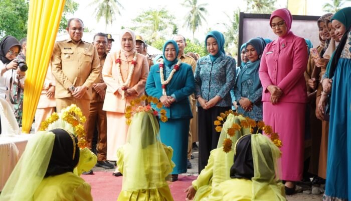 Pj Bupati Langkat Dampingi Ketua TP PKK Sumut Pantau Pemberian Makan Gratis untuk Siswa SD