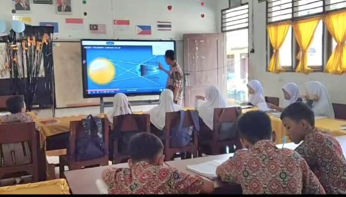 Pj Bupati Langkat Dorong Digitalisasi Pendidikan dengan Smart Board, Dukung Program Prioritas Presiden