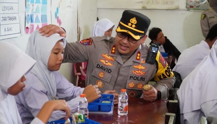 Polres dan Pemkab Langkat Bagikan Makan Siang Gratis di SLB, Siswa Antusias Sambut Kepedulian Pemerintah!