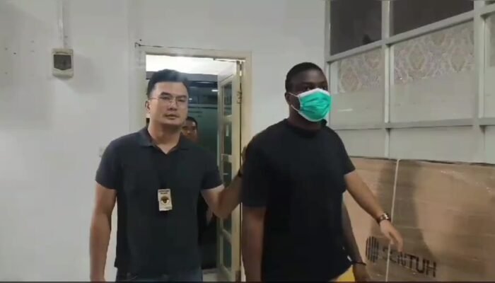 WNA Nigeria Dideportasi dari Belawan, Diduga Dalangi Penipuan Online Bermodus Barang Mewah