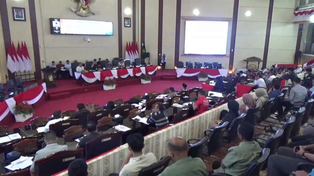 DPRD Kota Medan saat menggelar Rapat Paripurna dengan agenda Laporan Pelaksanaan Reses II Masa Persidangan II Tahun Sidang 2024-2025. Rapat ini berlangsung di Ruang Rapat Paripurna DPRD Medan pada Selasa (25/03/2025) pagi. (Foto; Dok. kedannews.com).
