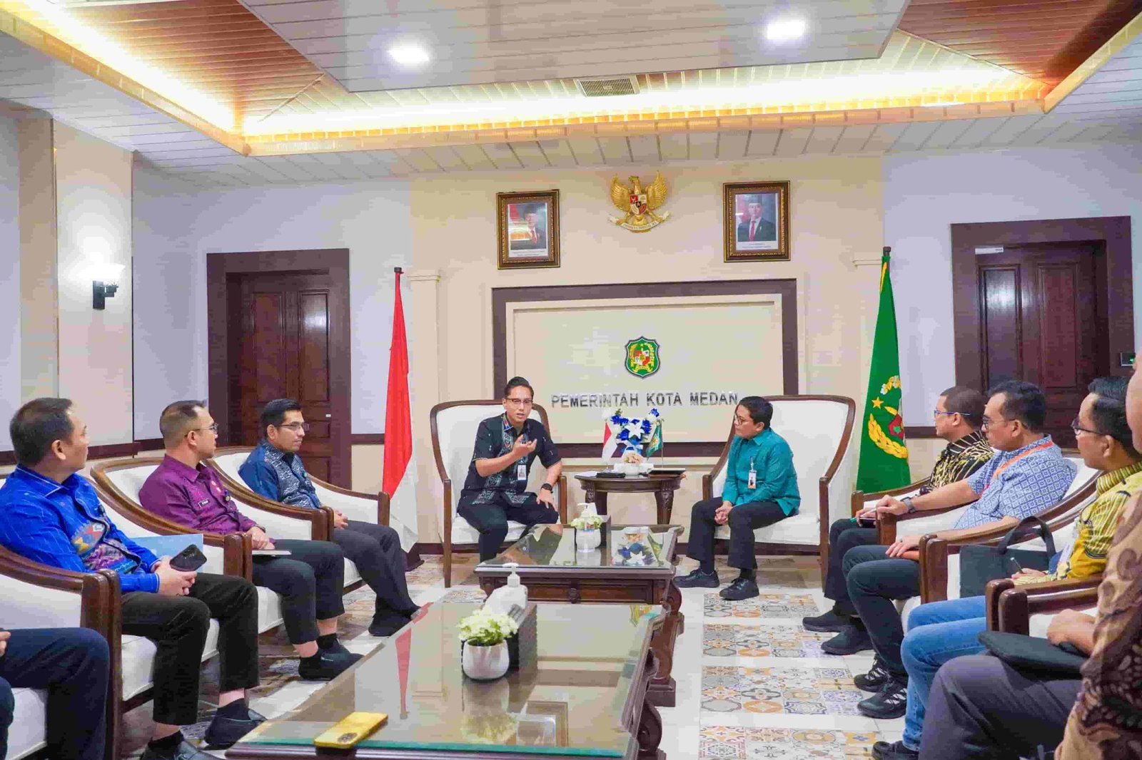 Rico Waas saat menerima kunjungan Direktur Utama PT Bank Sumut, Babay Parid Wazdi, di Balai Kota Medan pada Jumat (14/3/2025). (kedannews.com/Foto: ist).